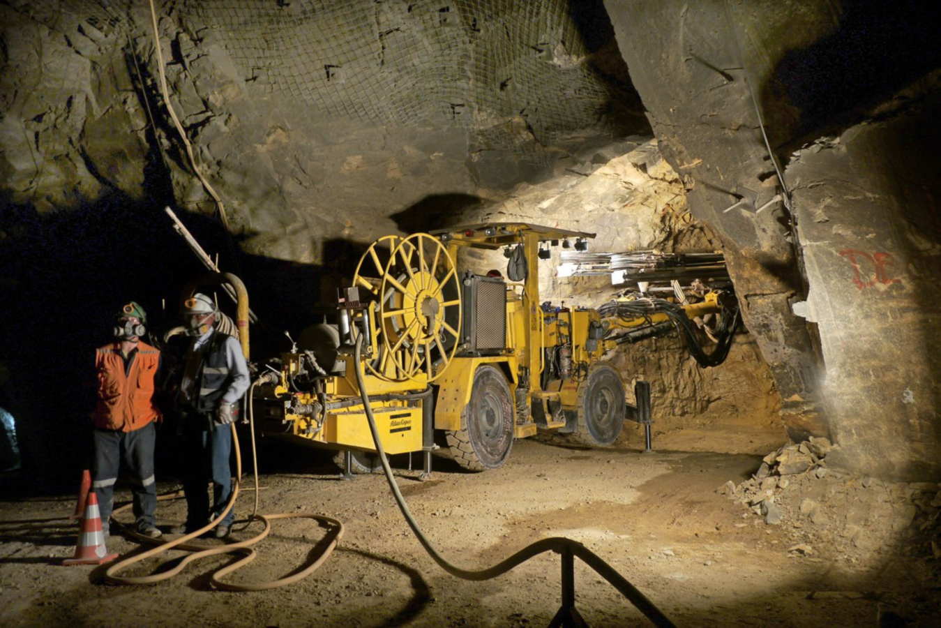 Equipos Mineros - Abastecimiento especializado de maquinaria pesada, equipos de perforación y vehículos subterráneos para operaciones mineras